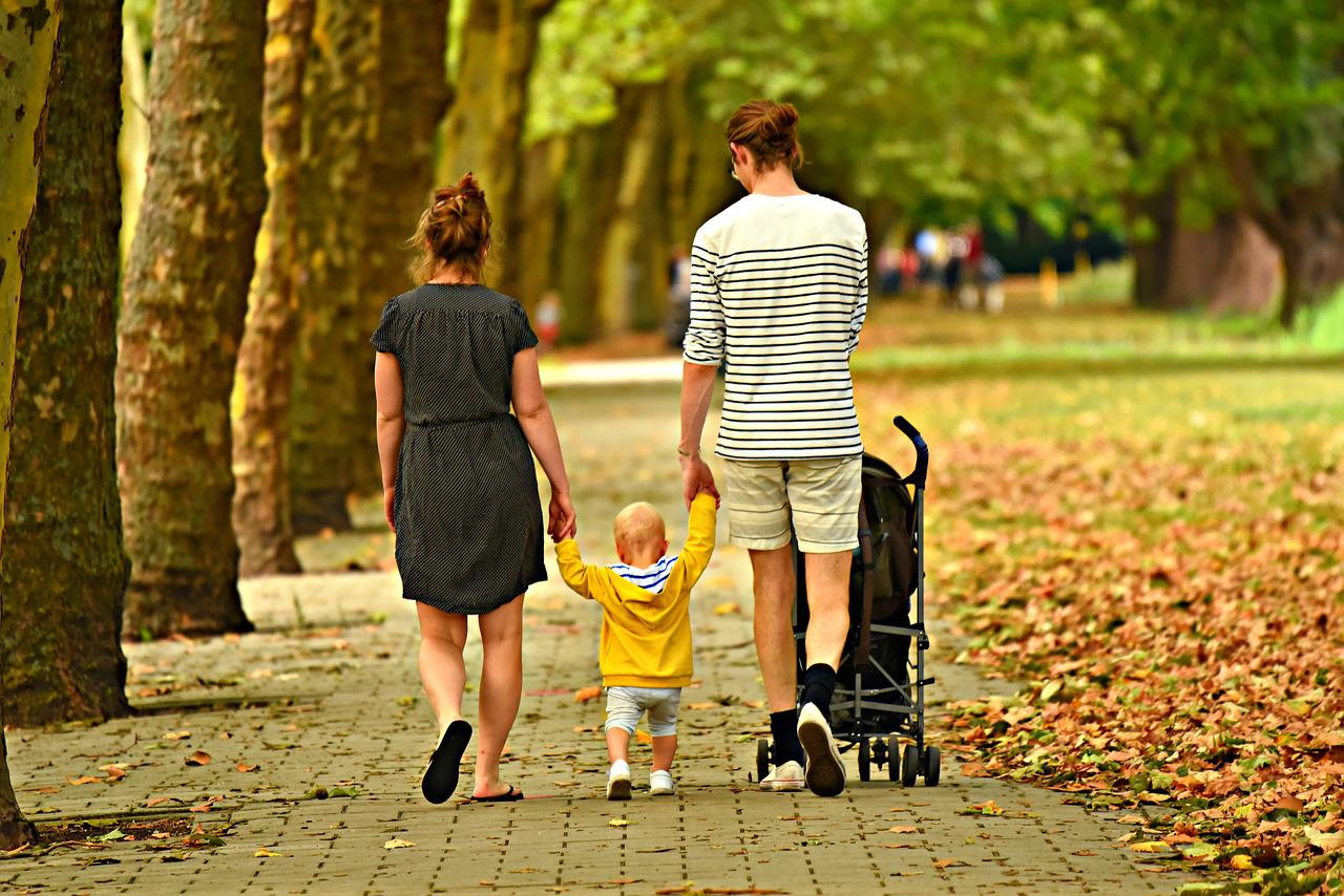 Rodzice zastępczy z dzieckiem na spacerze